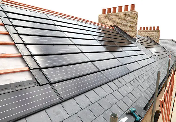 Installation de panneaux photovoltaïques sur le toit d'un ménage français