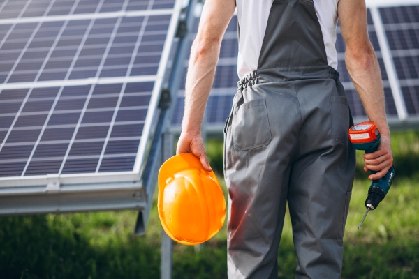 Entretien de panneaux solaires photovoltaïques par un professionnel