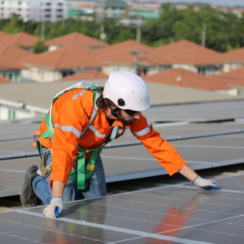 Gros plan d'un travailleur nettoyant des panneaux solaires dans une centrale solaire ou une ferme