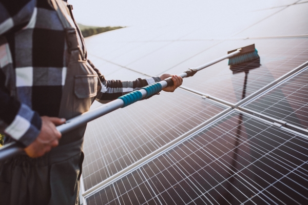 Nettoyage de panneaux solaires avec une brosse à poils souples