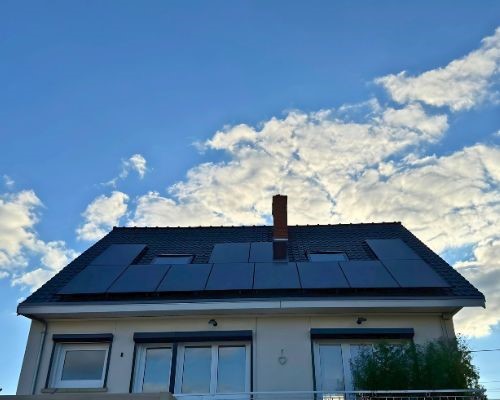 Qu’est-ce qu’un panneau solaire ?<br />
Un panneau solaire ou capteur solaire est une technologie pouvant capter les rayons solaires pour les transformer en :<br />
Énergie thermique : qui est ensuite transférée à un fluide caloporteur comme l’air ou l’eau. Cela permet d’alimenter votre système de chauffage et de chauffer l’eau sanitaire de votre domicile.<br />
Énergie électrique : grâce à un processus dit « photovoltaïque », cette énergie sert à approvisionner votre réseau domestique en électricité.