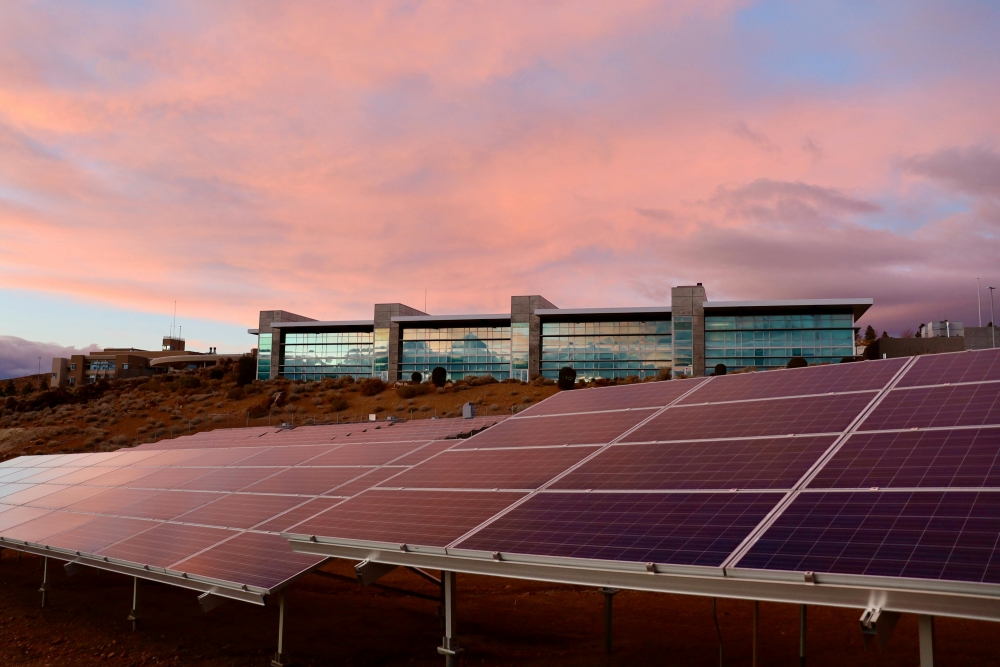 Panneau solaire bifacial