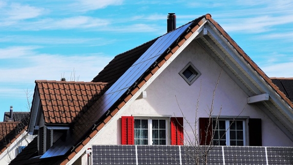 Les avantages et les inconvénients d’une toiture en panneaux solaires