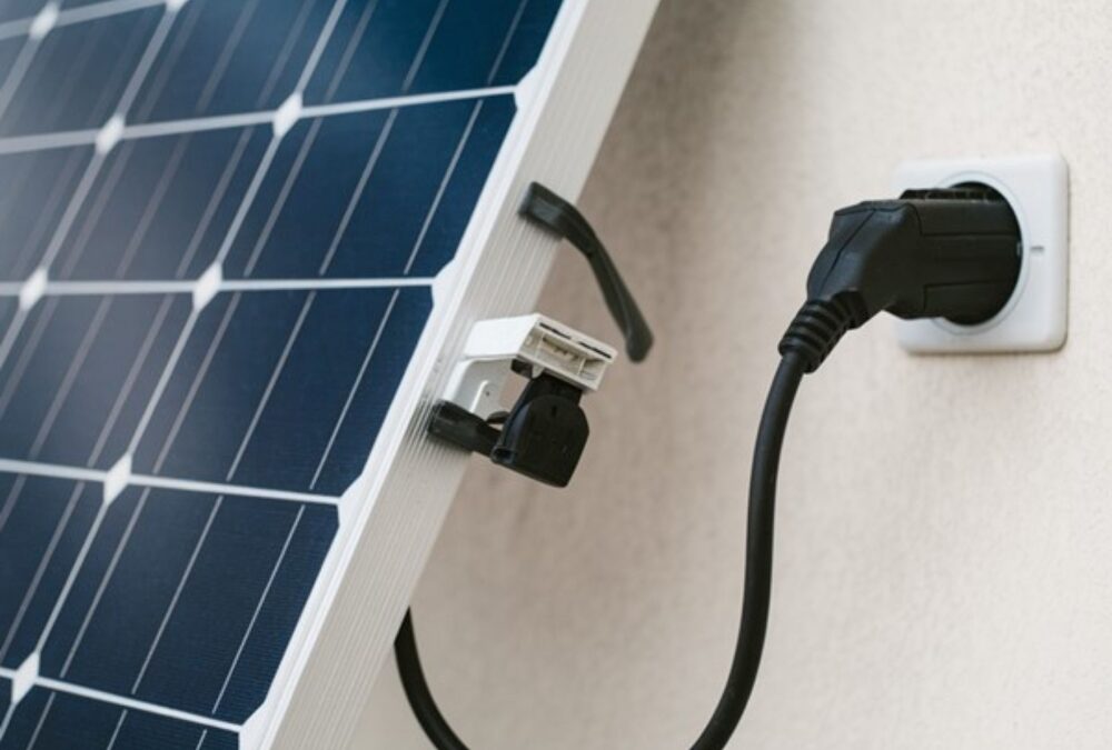 Panneaux solaires à brancher sur une prise 220V : une solution accessible ?